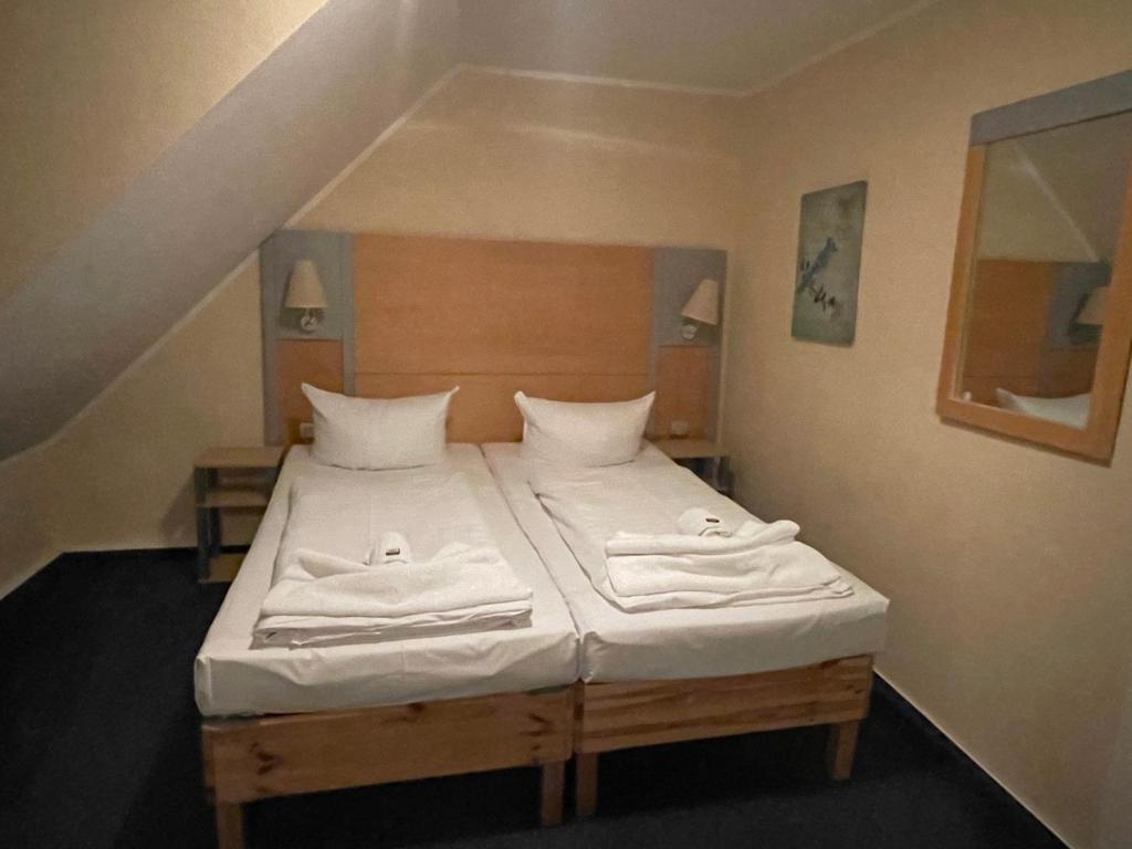 Postel nebo postele na pokoji v ubytování Hotel Zum Strand