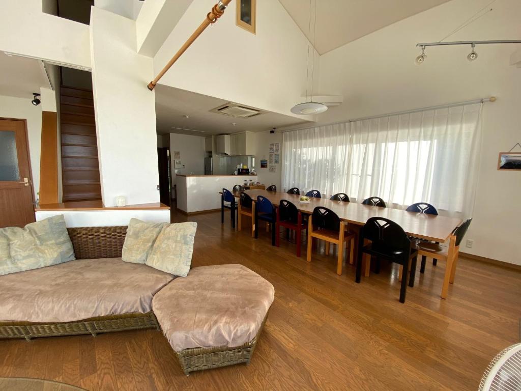 下関市にあるwhite house - Vacation STAY 60636vのリビングルーム(ソファ、テーブル、椅子付)