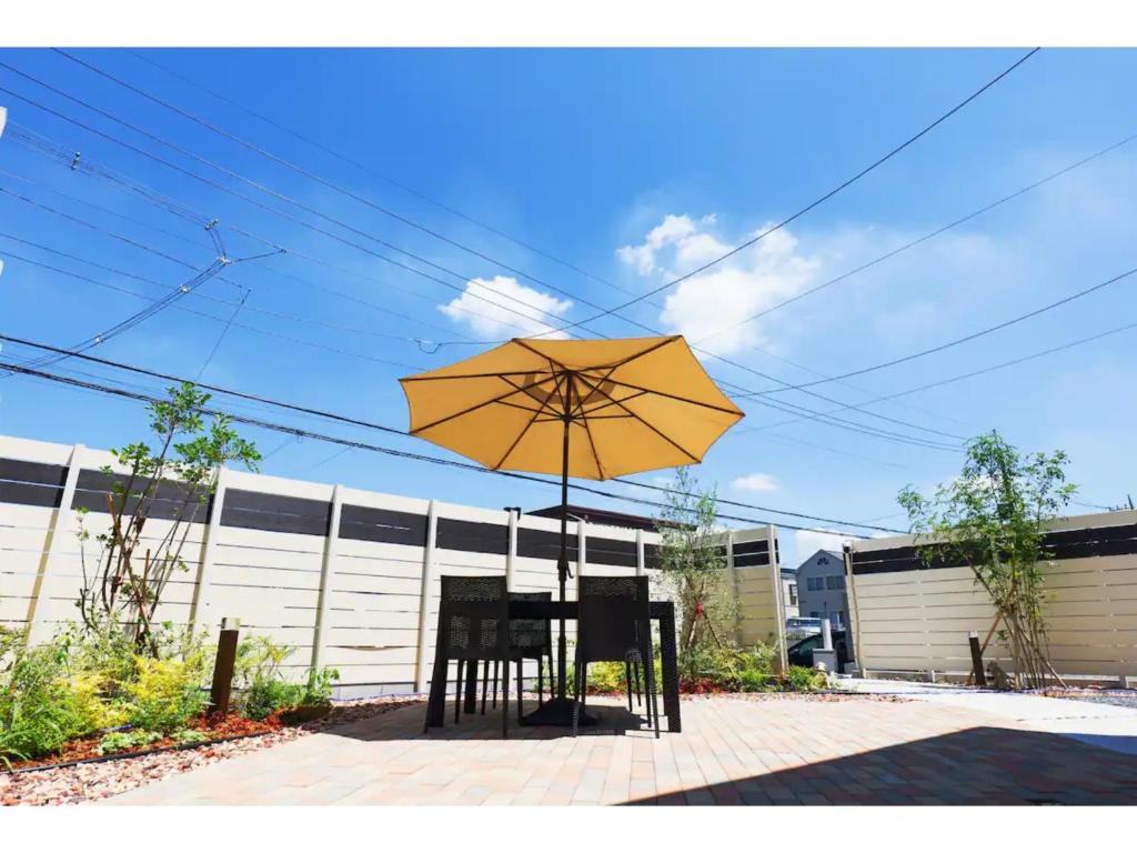 un tavolo con ombrellone e tavolo e sedie di Ciao No,361 - Vacation STAY 61635v a Tsukuba