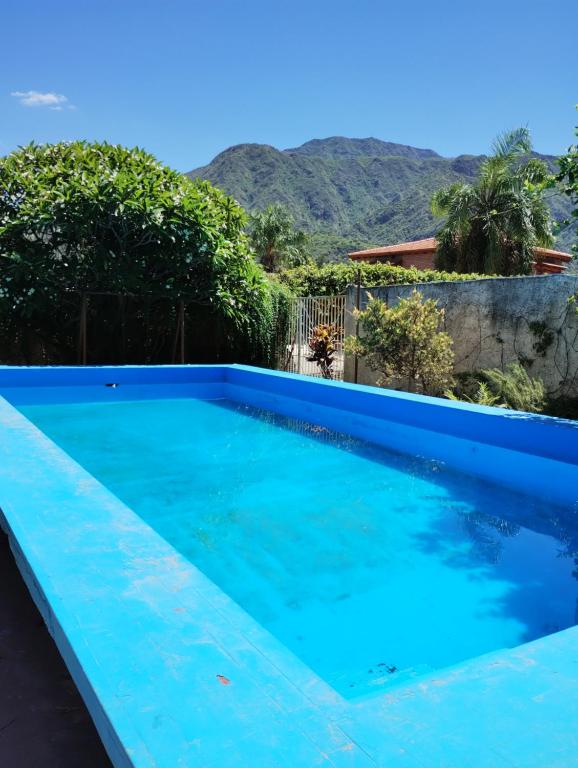 una piscina azul con montañas en el fondo en Casa Valentin en La Rioja