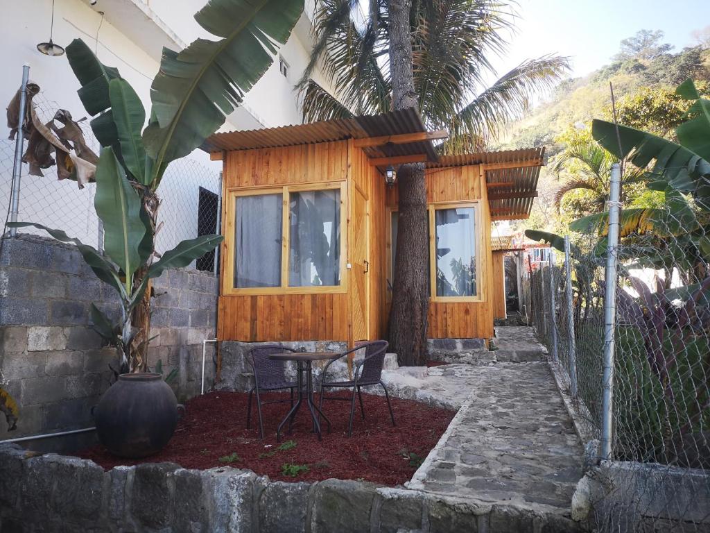 a house with a table and chairs in front of it at Linda vista in San Pedro La Laguna