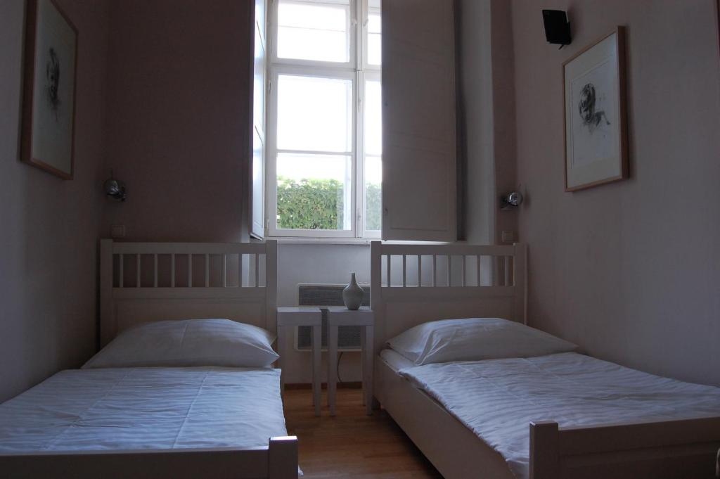 Postel nebo postele na pokoji v ubytování Gästehaus Schloss Aschach