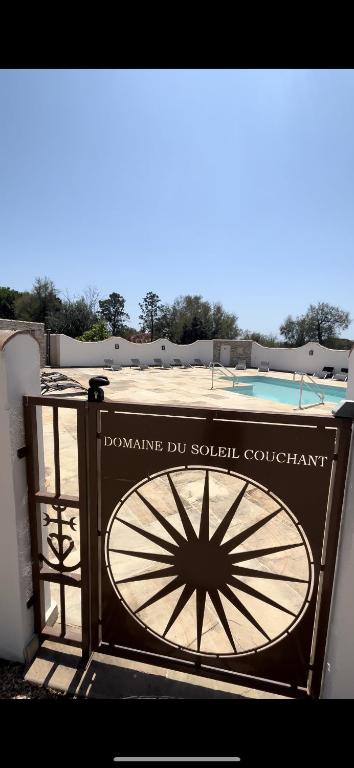 Basen w obiekcie Domaine du Soleil Couchant lub w pobliżu