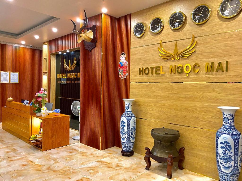 um hotel no México com vasos na parede em Ngọc Mai Hotel em Rạch Giá