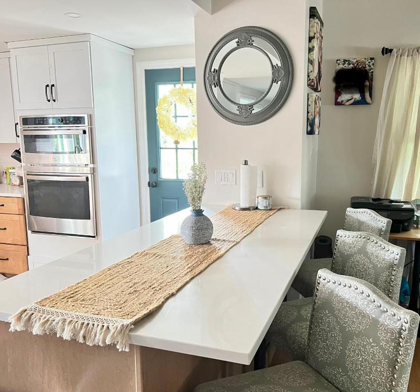uma cozinha com um balcão branco num quarto em Modern Family Home in Middletown, RI- just 4 mi to Newport! em Middletown