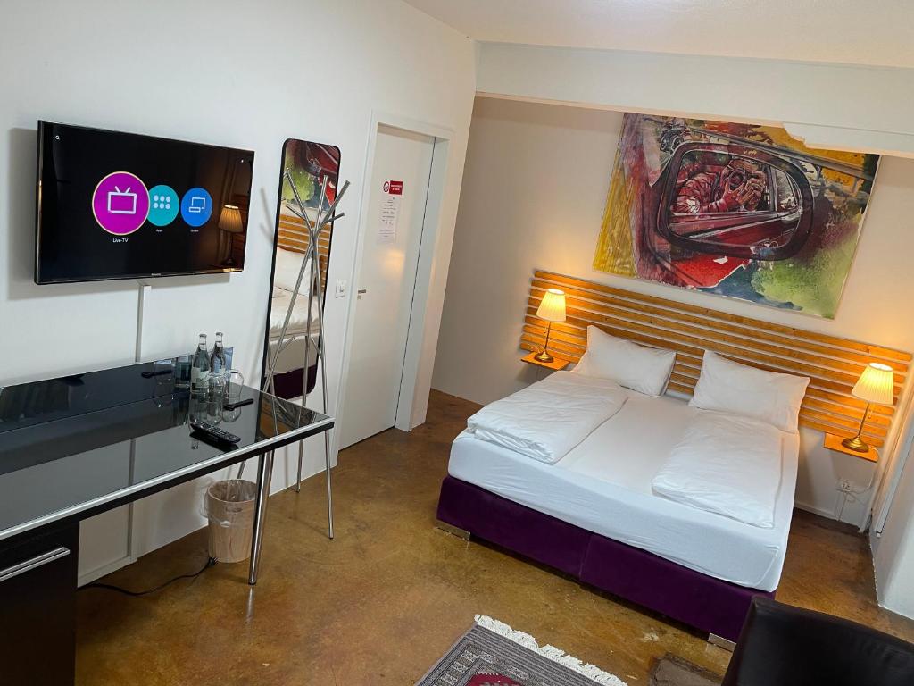 Postel nebo postele na pokoji v ubytování Hotel Swiss Bellevue Aathal