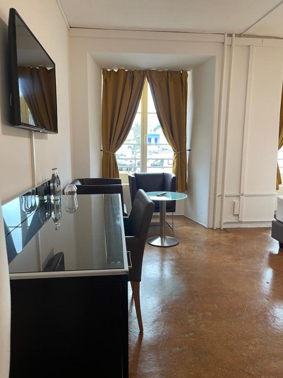 TV a/nebo společenská místnost v ubytování Hotel Swiss Bellevue Aathal
