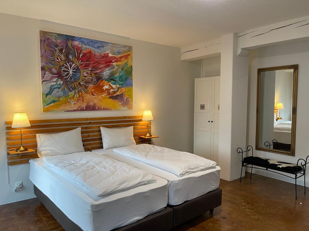 Postel nebo postele na pokoji v ubytování Hotel Swiss Bellevue Aathal