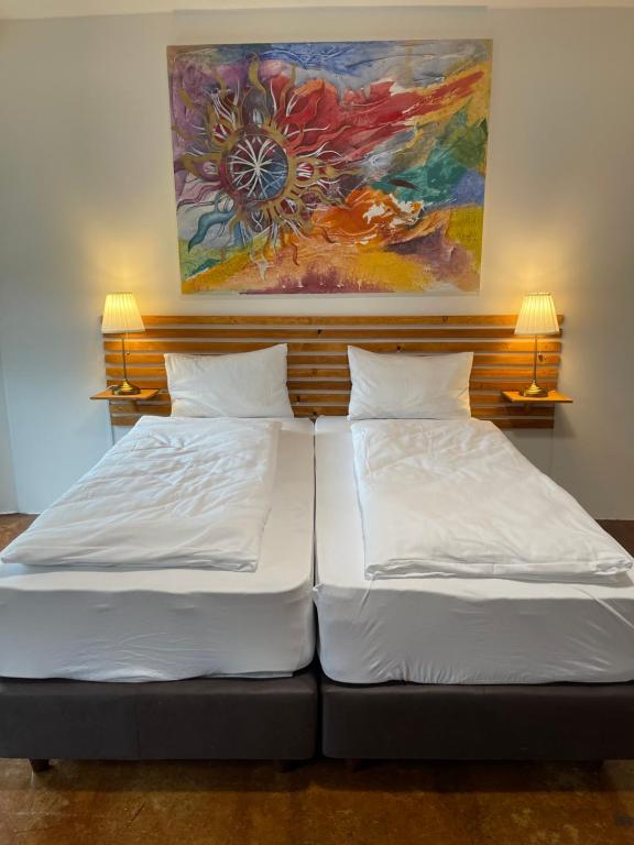 Postel nebo postele na pokoji v ubytování Hotel Swiss Bellevue Aathal