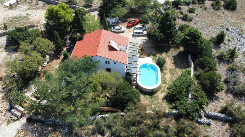 eine Luftaufnahme eines Hauses mit Pool in der Unterkunft Villa Darije in Novalja
