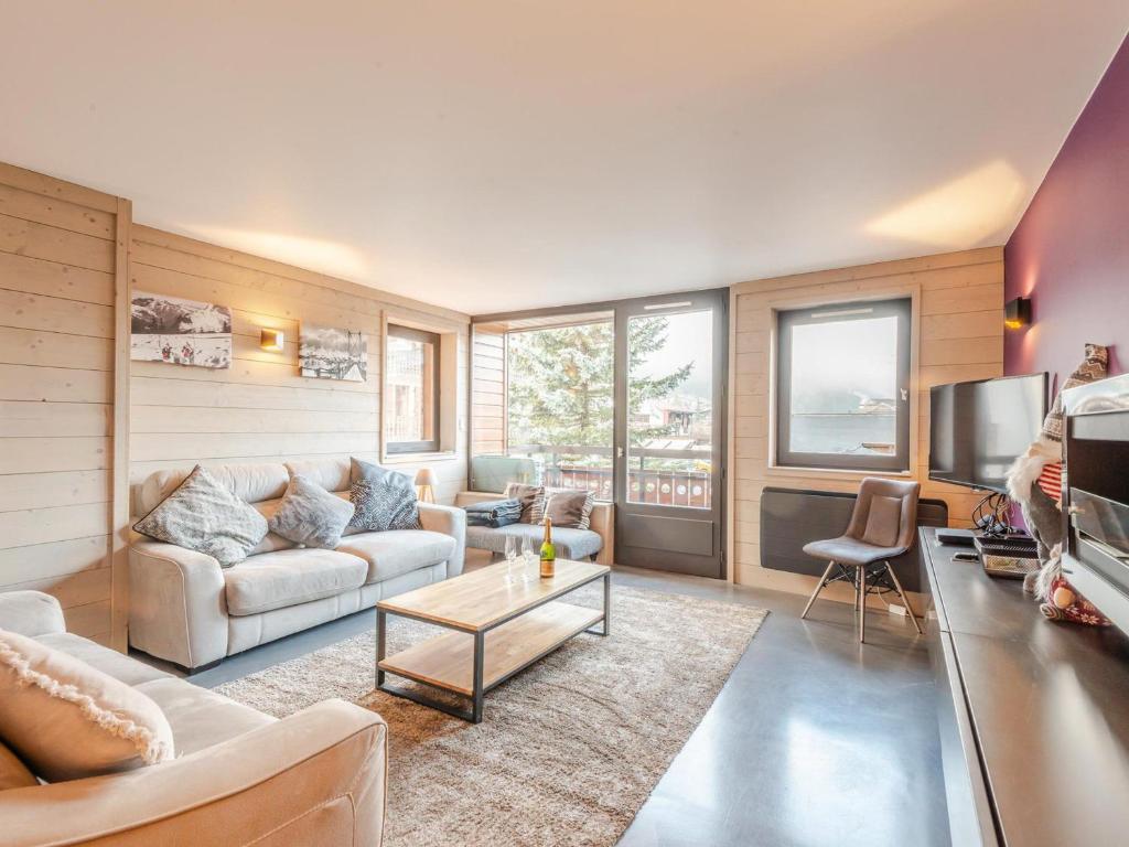 un salon avec un canapé et une table dans l'établissement Joli 3 pièces rénové en centre-ville de Morzine avec balcon et parking - FR-1-754-21, à Morzine