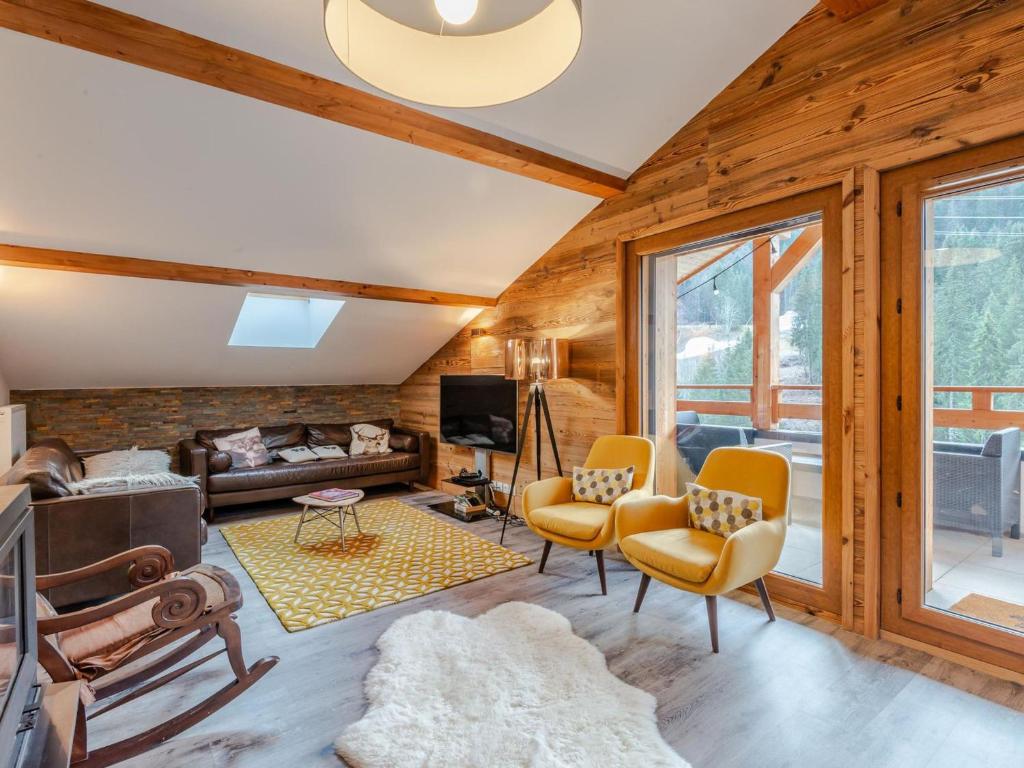 ein Wohnzimmer mit Holzwänden und gewölbten Decken in der Unterkunft Appartement Morzine, 5 pièces, 8 personnes - FR-1-754-14 in Morzine