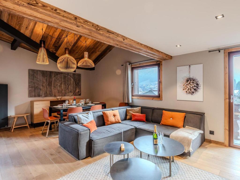 un salon avec un canapé et une table dans l'établissement Duplex rénové au centre avec garage double et wifi - FR-1-754-11, à Morzine