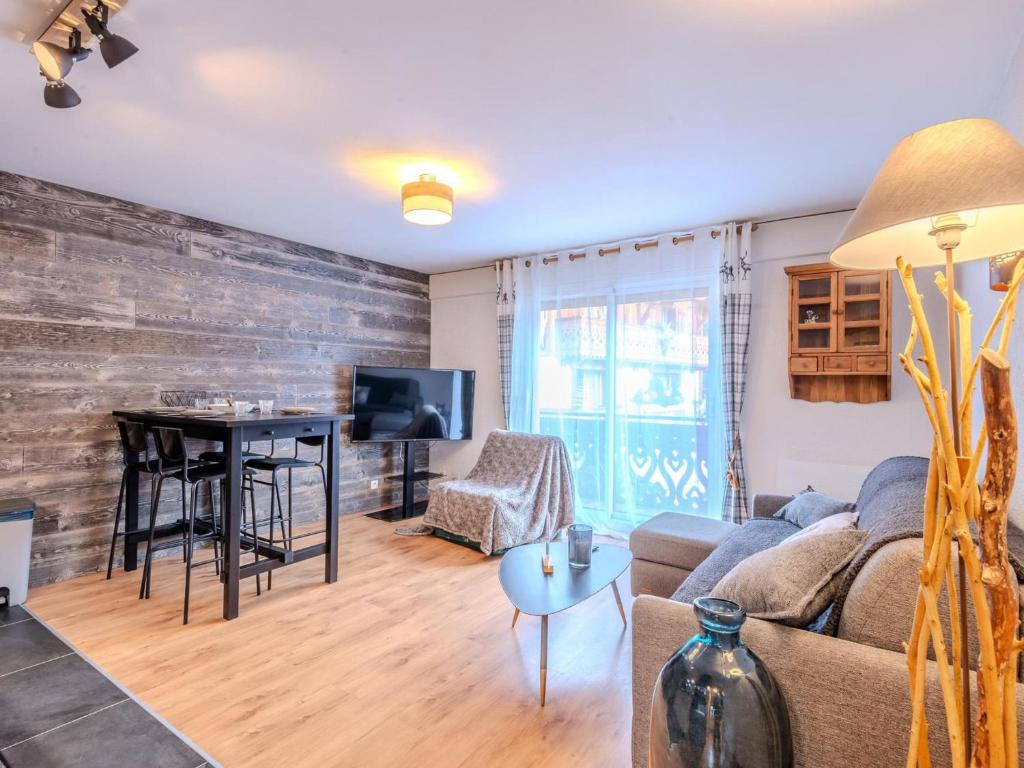 un salon avec un canapé et une table dans l'établissement Studio-cabine rénové en centre, 200m des pistes, pour 4 personnes - Morzine - FR-1-754-49, à Morzine