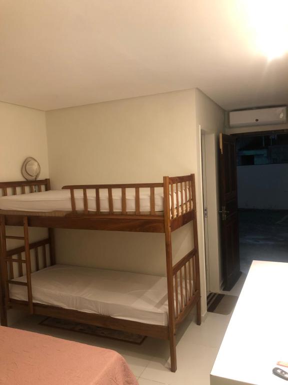 Flat barra de São Miguel BSM Porto venezia في بارا دي ساو ميجيل: غرفة نوم بسريرين بطابقين في غرفة