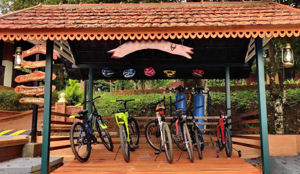 Le Kuruva isles wayanad jungle resort في Chegāt: مجموعة من الدراجات متوقفة في شرفة