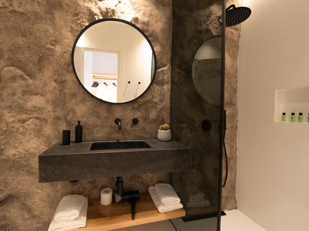 Koupelna v ubytování Ftelia Black Villas