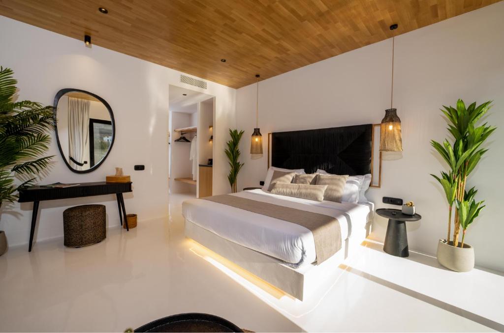 Postel nebo postele na pokoji v ubytování Ftelia Black Villas