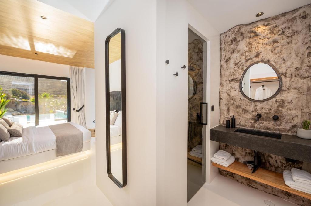 Postel nebo postele na pokoji v ubytování Ftelia Black Villas