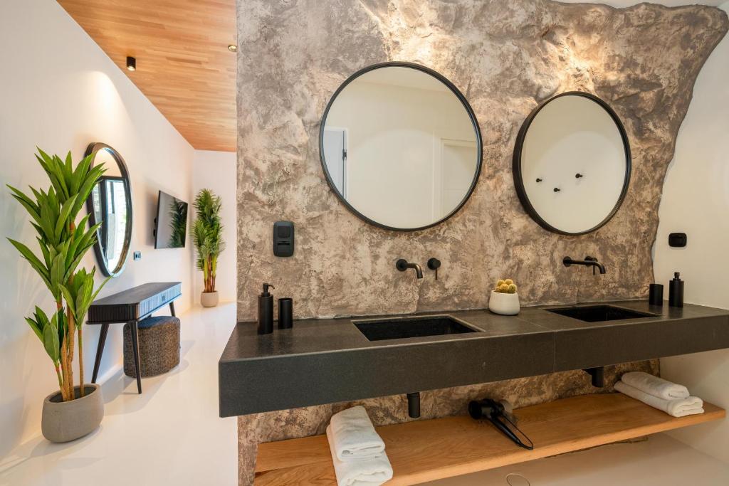 Koupelna v ubytování Ftelia Black Villas