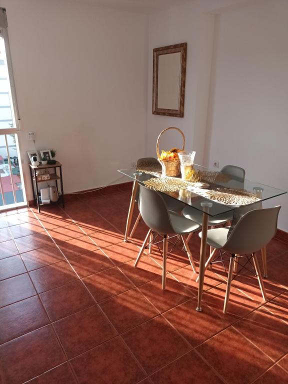 - une table à manger et des chaises dans le salon dans l'établissement Habitación D&D, à Valence