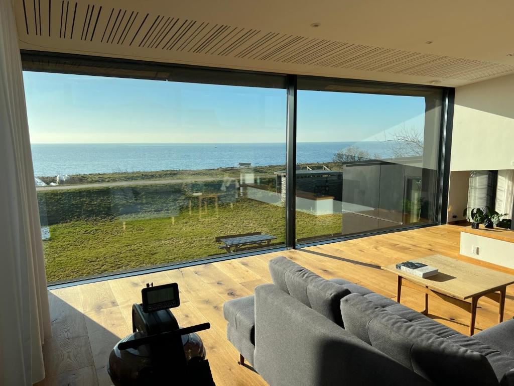 ドラオアにあるOcean view in first row. Architectural pearlのリビングルーム(ソファ付)が備わり、海の景色を望めます。