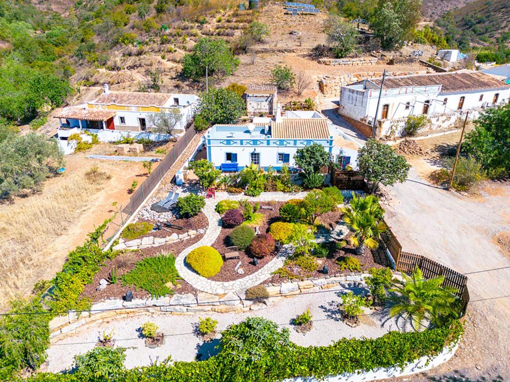 eine Luftansicht eines Hauses mit Garten in der Unterkunft Charming country house in Santa Catarina da Fonte do Bispo