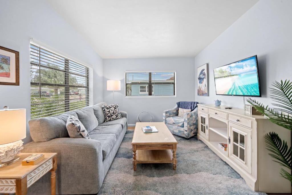 Downtown Cottage Walk to the Beach & Restaurants, Cocoa Beach