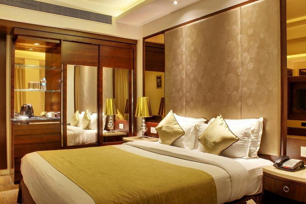 a bedroom with a large bed in a hotel room at HOTEL Tu CASA DELHI AIRPORT in New Delhi