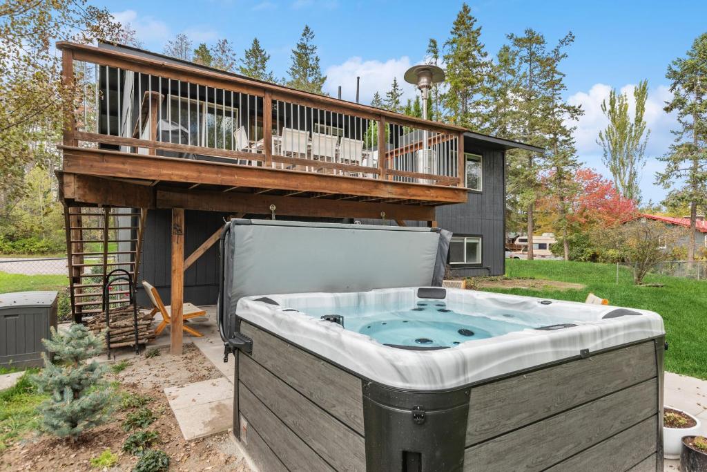 bañera de hidromasaje en un patio con terraza en Open Sky Retreat - Close to Trails, Private Hot Tub, Big Yard, & Kid Friendly en Whitefish