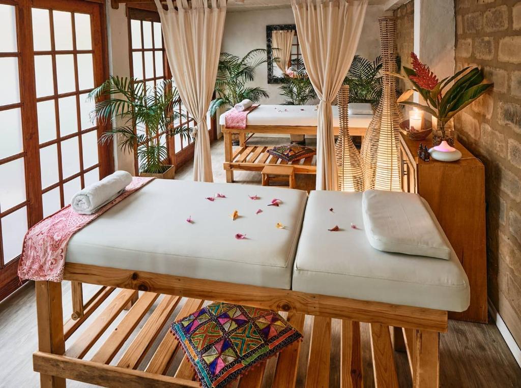 a living room with a bench and a table at Lombok Hotel & SPA antes Hotel Casablanca in Guaduas