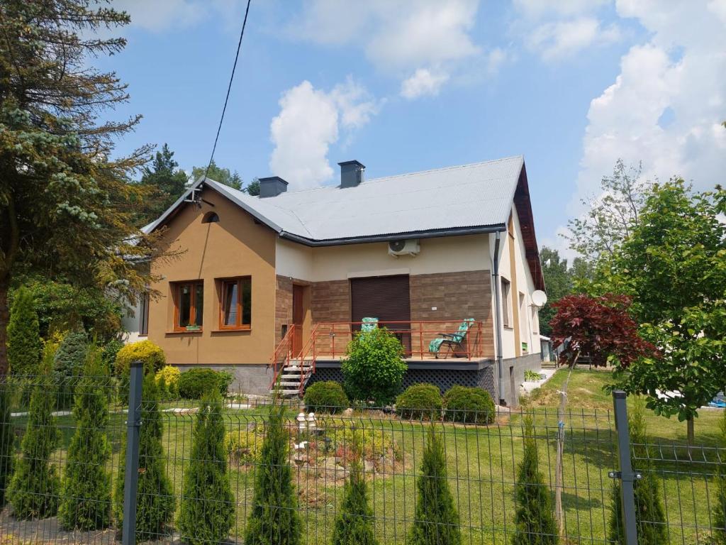 a house with a fence in front of it at Agroturystyka noclegi podlesie in Gorlice