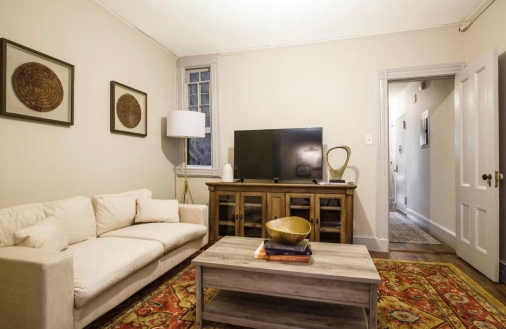 ニューヨークにあるLovely 5Bedroom apartment in NYC!のリビングルーム(ソファ、テレビ付)