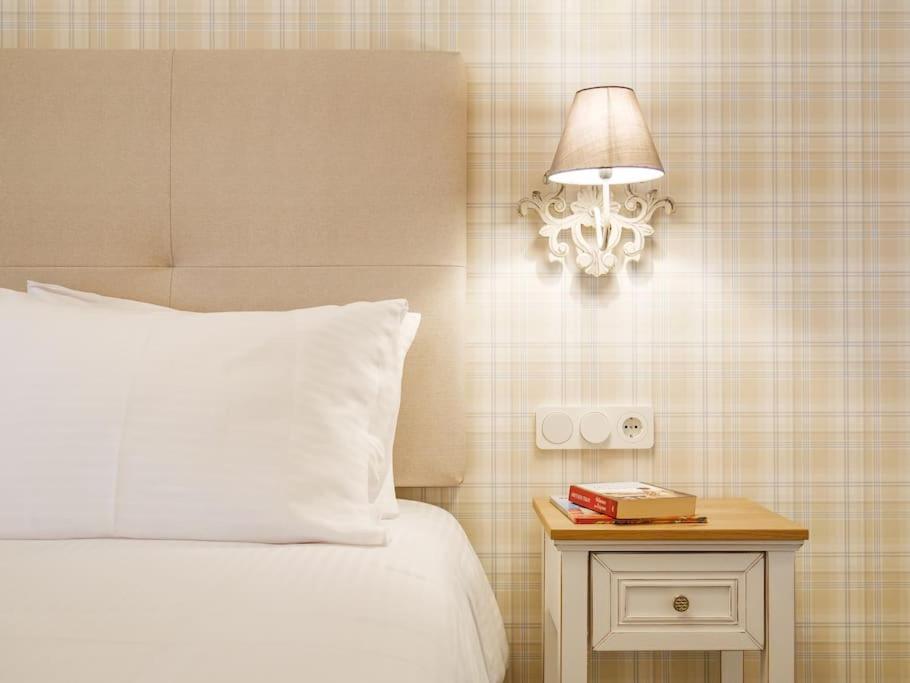 - une chambre avec un lit et une table avec une lampe dans l'établissement Filigran I - Stylish Apartment with Free parking, à Ioannina