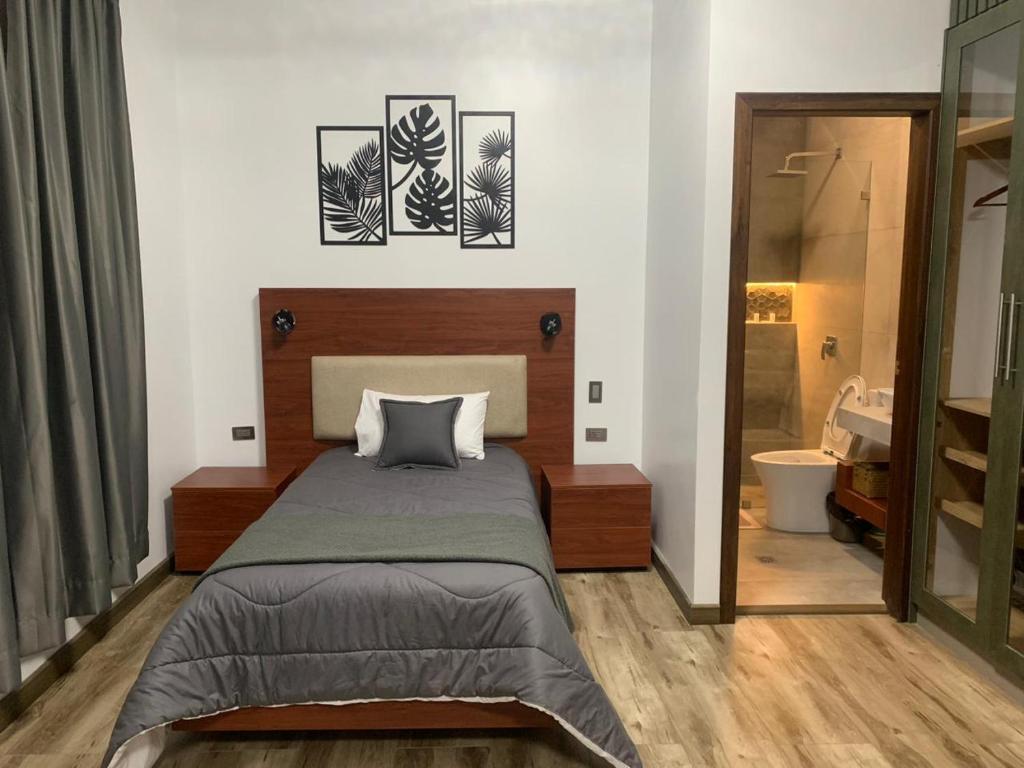 Postel nebo postele na pokoji v ubytování Hotel Sacha Golden