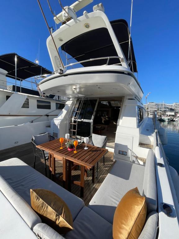 una mesa de madera en un barco en el agua en Yate Hotel STV, en Barcelona