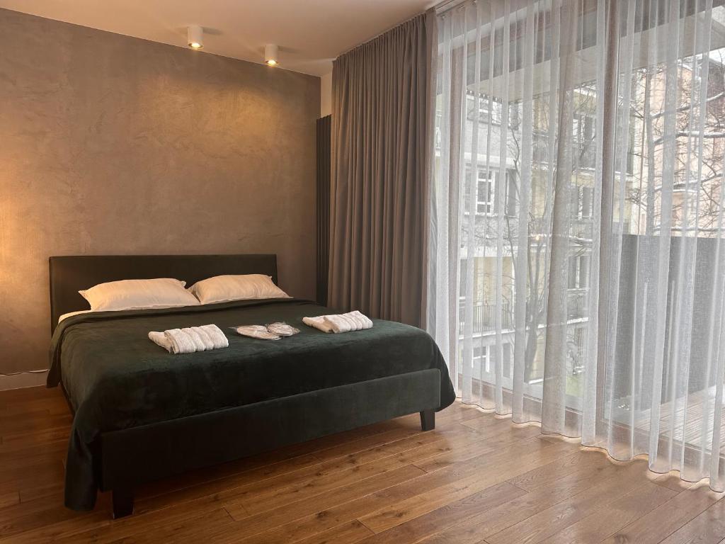 En eller flere senge i et værelse på Apartment Lux Krakow Centre