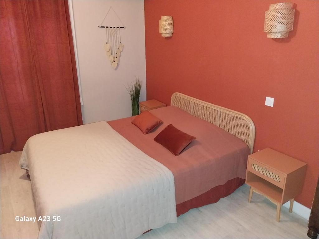 1 dormitorio con 1 cama con paredes blancas y rojas en Le 18 by Benson, en Bollène