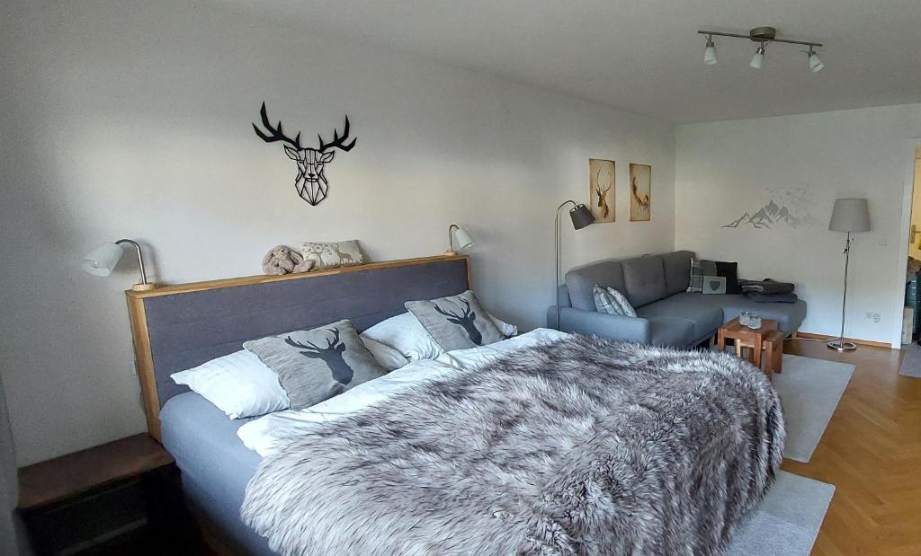 Un pat sau paturi într-o cameră la Alpina Inzell Wohnung 454