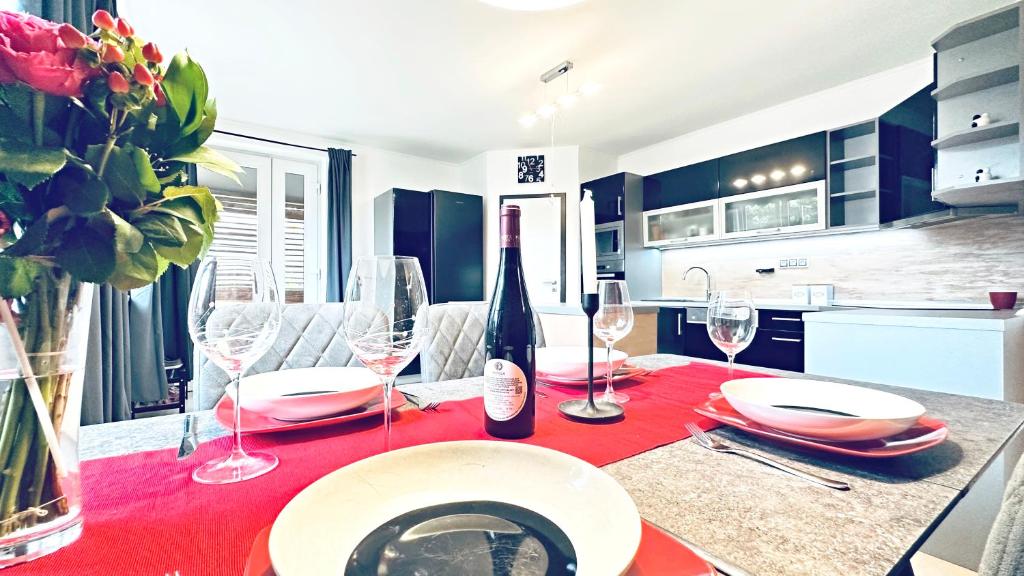 uma mesa de jantar com copos de vinho e uma toalha de mesa vermelha em Dům Pálava em Perná