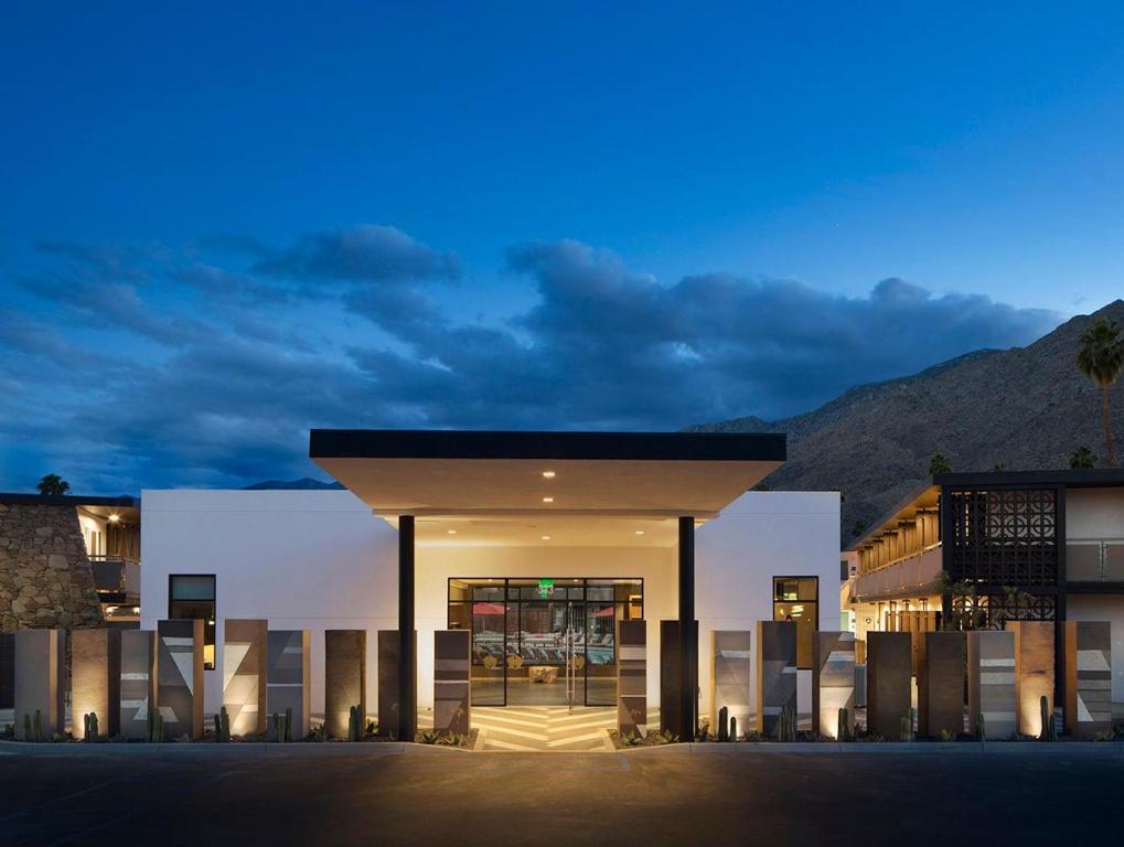 budynek z oświetloną fasadą w nocy w obiekcie V Palm Springs w mieście Palm Springs