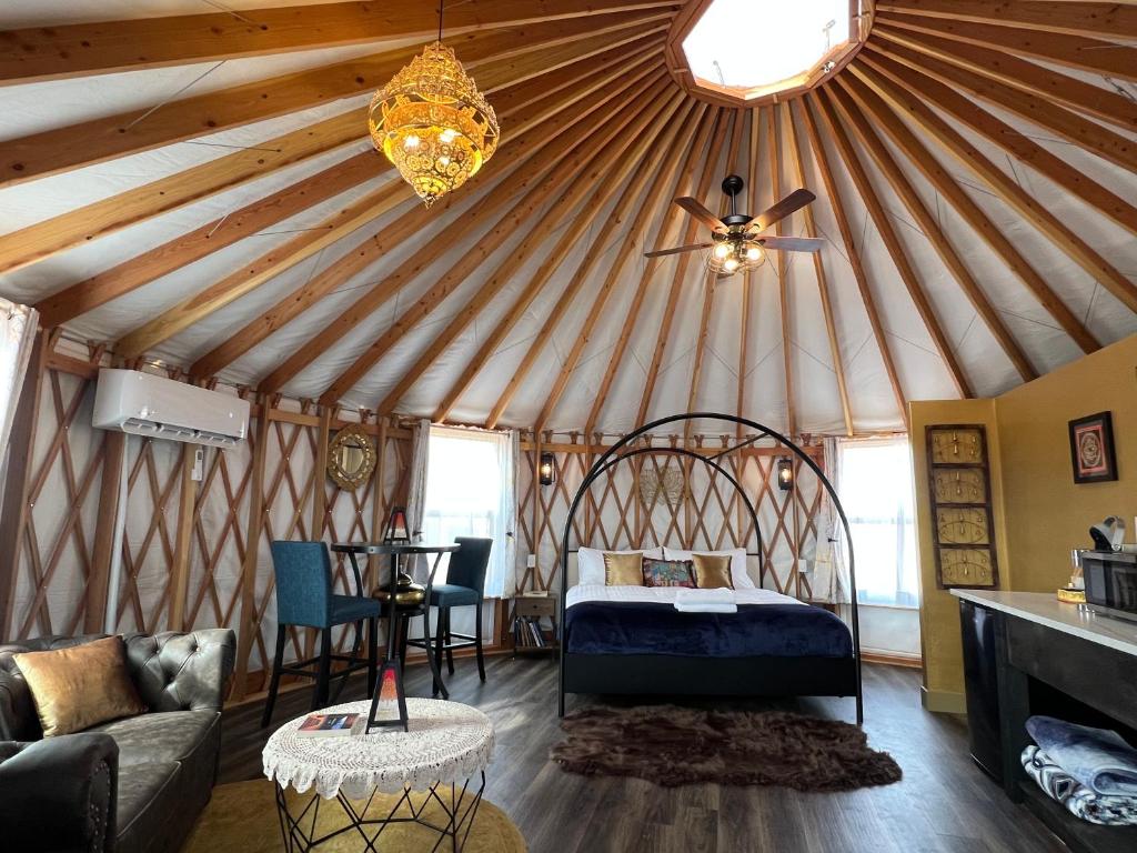 Posezení v ubytování The Lotus Yurt at Nomad Yurts, Lake Powell