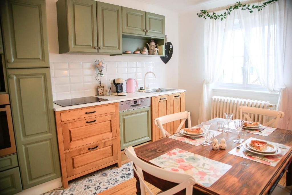 Kuchyň nebo kuchyňský kout v ubytování Villa Camélias, appartements de charme