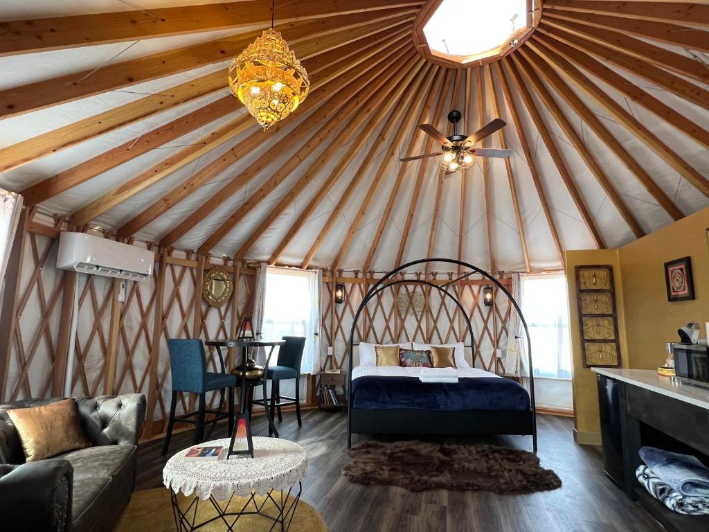 Postel nebo postele na pokoji v ubytování The Lotus Yurt at Nomad Yurts, Lake Powell