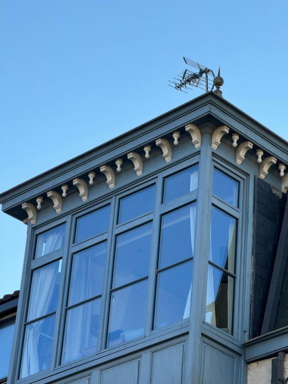 une fenêtre sur le toit d'un bâtiment dans l'établissement Maison Belle Rade : L’écoutille, à Dunkerque