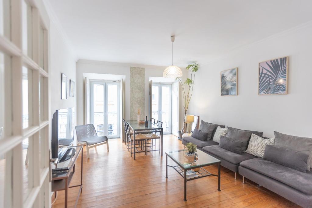 - un salon avec un canapé et une table dans l'établissement Spacious 2 bedroom Apt with large living room Lisbon, à Lisbonne