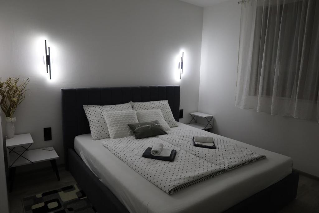 una camera da letto con un letto con due piatti sopra di Hacijenda a Vukovar
