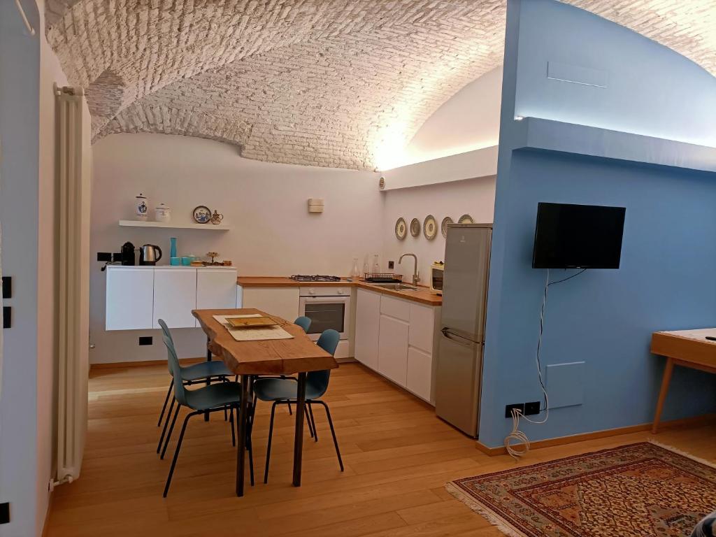 een keuken en eetkamer met een tafel en stoelen bij Casa D'Alma in Turijn