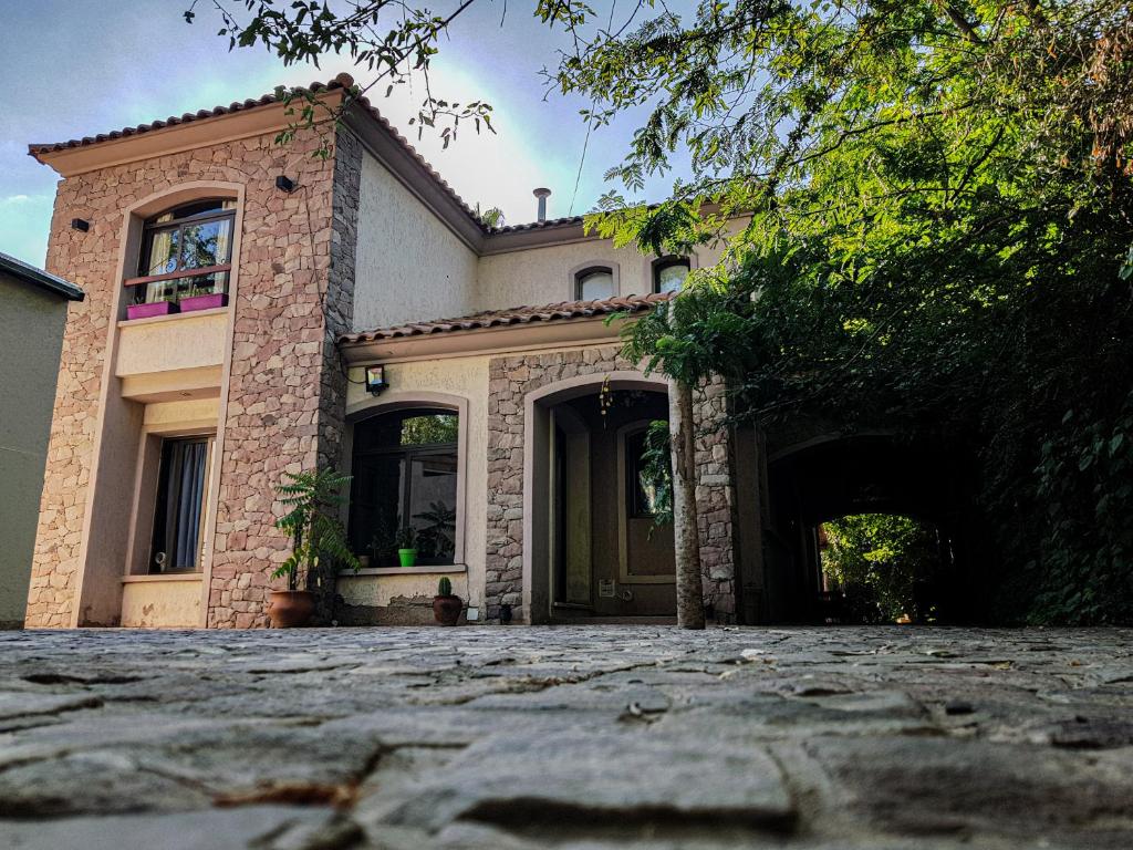 una casa con una entrada de piedra delante de ella en Quinta family house en Ciudad Lujan de Cuyo