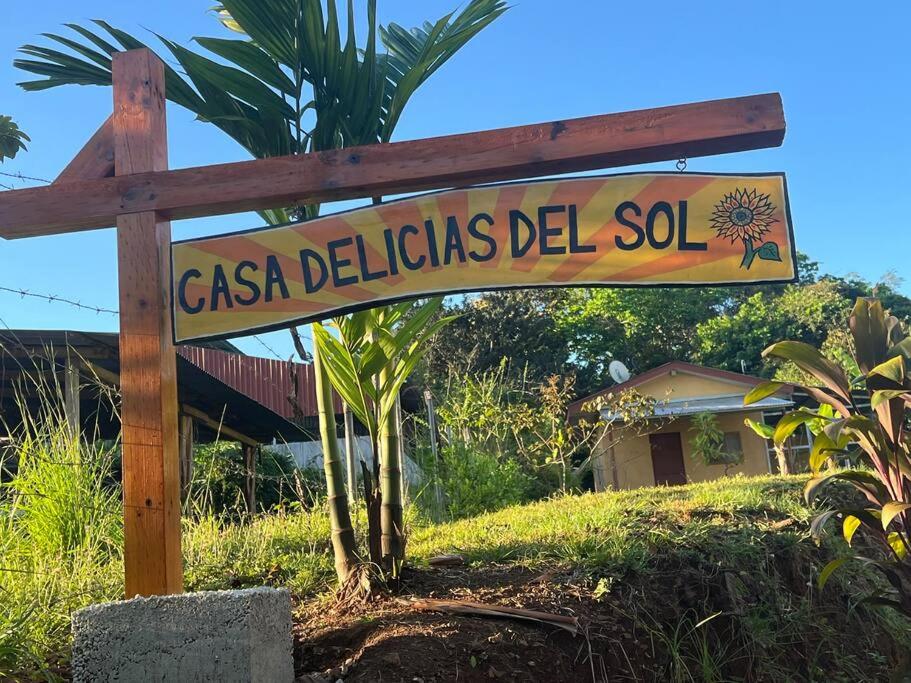 Casa Delicias del Sol في Delicias: a sign that reads casa dellefolated soil